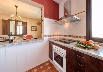 jaccuzi in room, barbecue, activities in natural environment