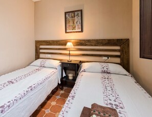 2 dormitorios, tabla de planchar con plancha, ropa de cama