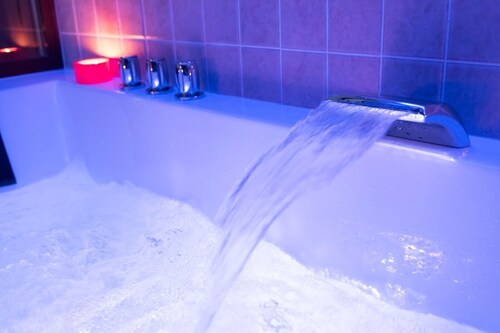 jaccuzi in room, barbecue, activities in natural environment