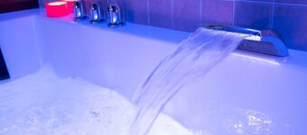 jaccuzi in room, barbecue, activities in natural environment