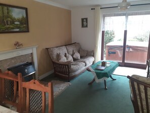 تلفزيون، مدفأة، ألعاب فيديو، مشغل دي في دي