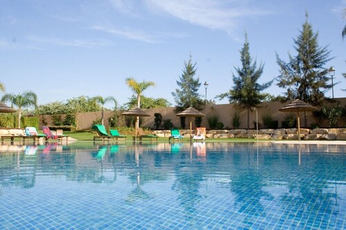 NEWLY REFRUB LUX 2 bed Apart (Sleeps 4) FREE Wi-Fi  Close to Marina Beach & Golf