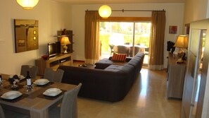 Smart TV, books, stereo - NEWLY REFRUB LUX 2 bed Apart (Sleeps 4) FREE Wi-Fi  Close to Marina Beach & Golf (Vilamoura)