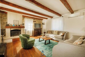 Una Smart TV, una mesa de tenis de mesa