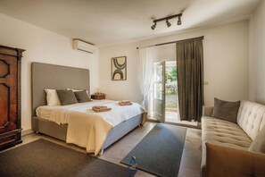 5 bedrooms, iron/ironing board, WiFi, bed sheets