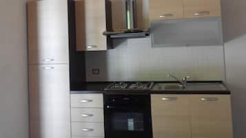Fridge, oven, stovetop, coffee/tea maker