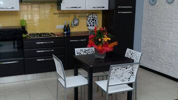 Frigorifero, forno, piano cottura, lavastoviglie