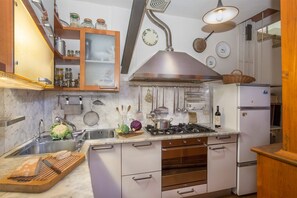 Frigorifero, microonde, forno, piano cottura