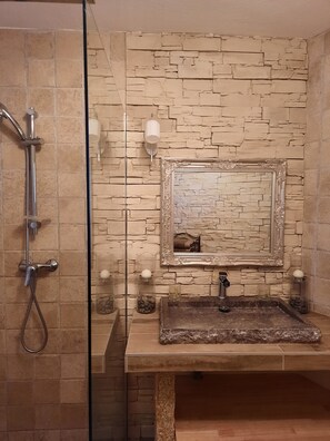 Dusche, Haartrockner, Handtücher, Toilettenpapier