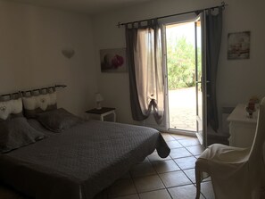 2 bedrooms, iron/ironing board, travel cot, free WiFi