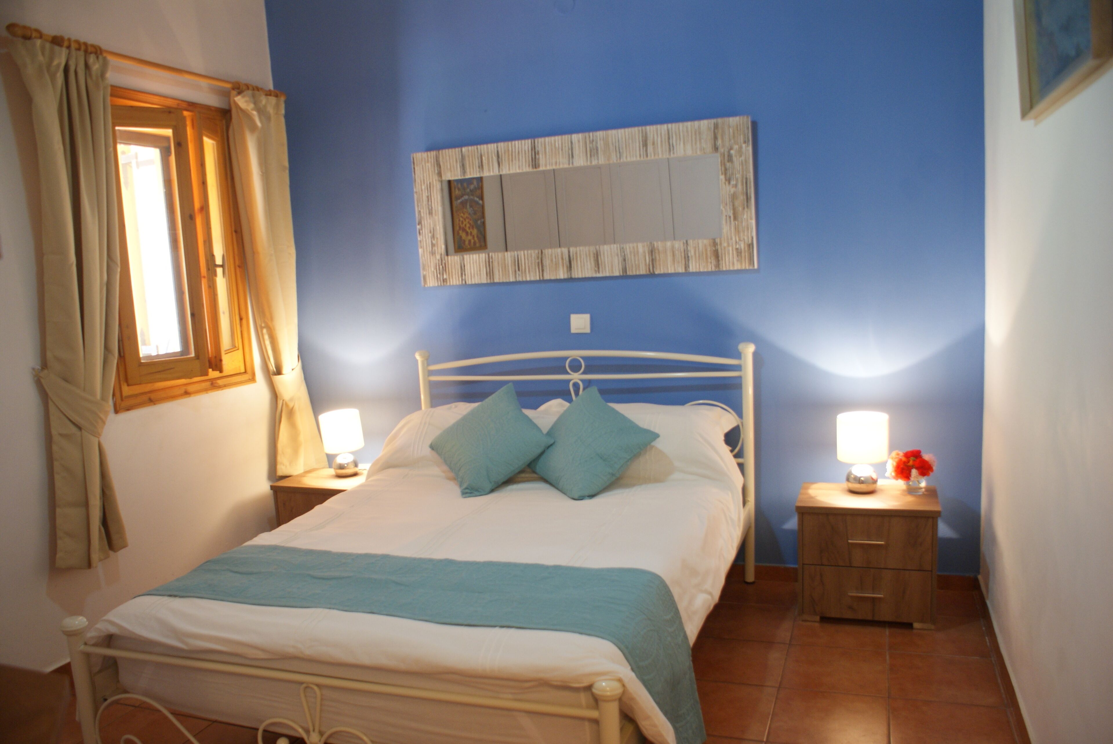 2 Schlafzimmer, Schreibtisch, Bügeleisen/Bügelbrett, Reisekinderbett