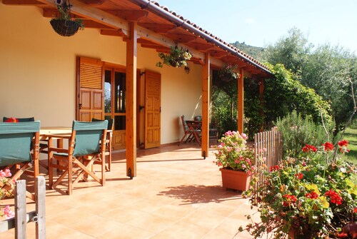 Neu dekorierte, traditionelle, Griechische Villa, mit Blick aufs Meer, 5 Acker