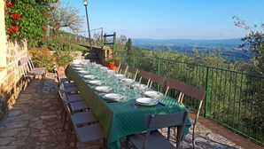 Une table dressée pour un repas en plein air, avec vue sur le paysage.