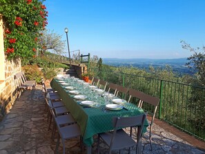 تناول الطعام بالخارج