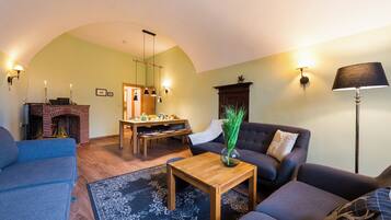 Een televisie, boeken en een stereo