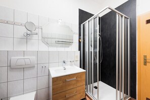Ducha, secador de pelo, toallas, jabón