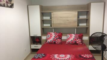 1 habitación, tabla de planchar con plancha y cuna de viaje