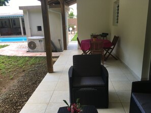 Outdoor dining - Beautiful new T2 in tropical forest with swimming pool (Saint Joseph)