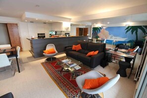 TV, DVD-spiller, bøker og musikkbibliotek