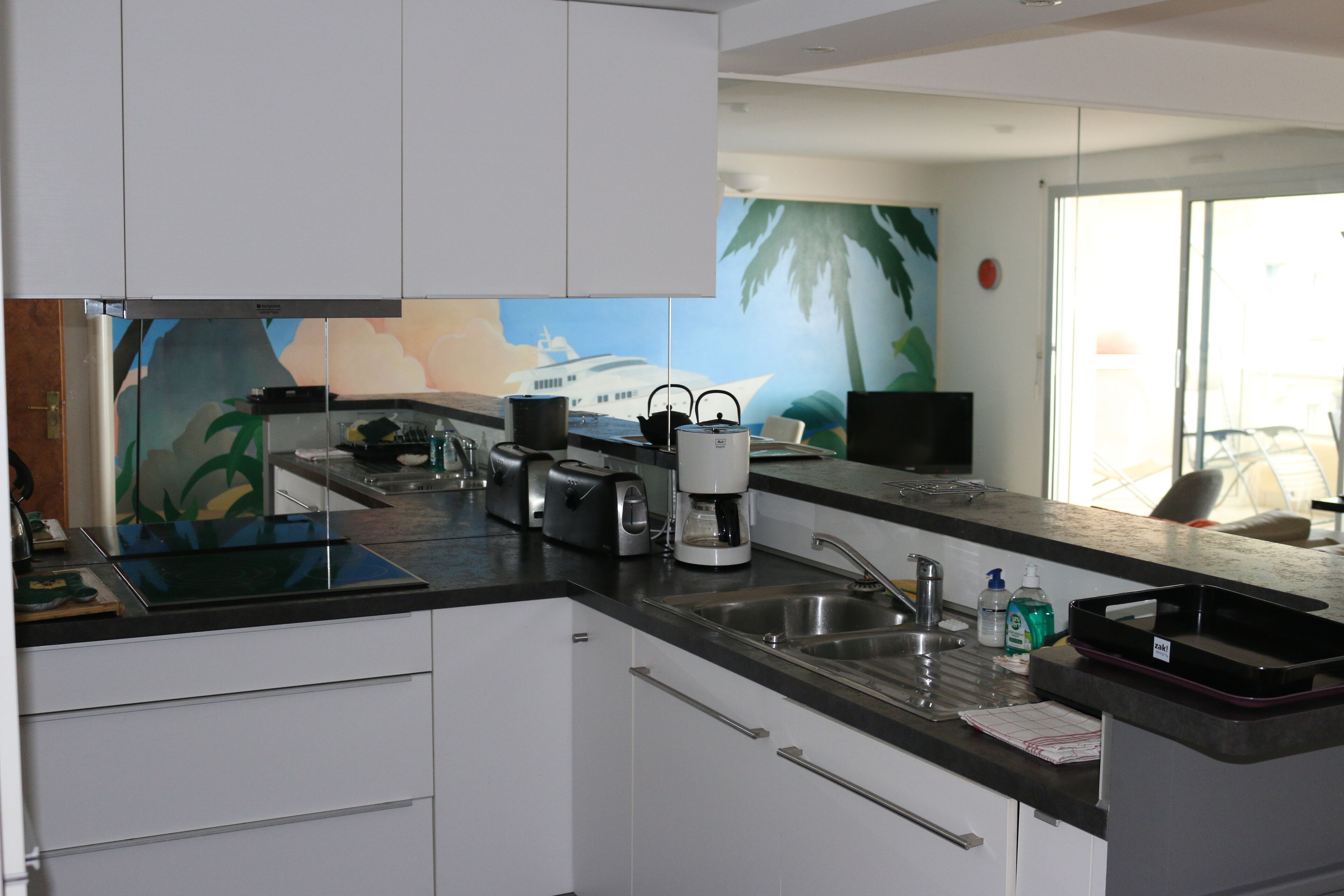 Réfrigérateur, micro-ondes, four, plaque de cuisson