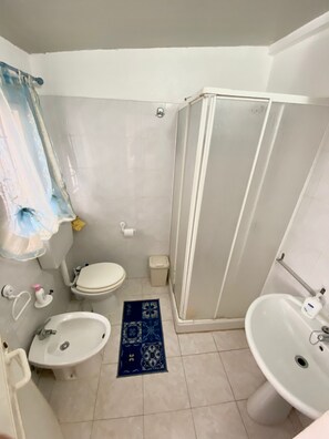 Douche, sĂšche-cheveux, bidet, serviettes fournies