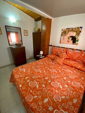 2 slaapkamers, een strijkplank/strijkijzer, reisbedje, beddengoed