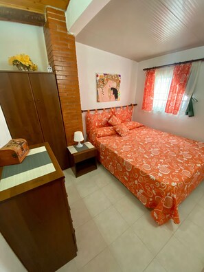 2 slaapkamers, een strijkplank/strijkijzer, reisbedje, beddengoed