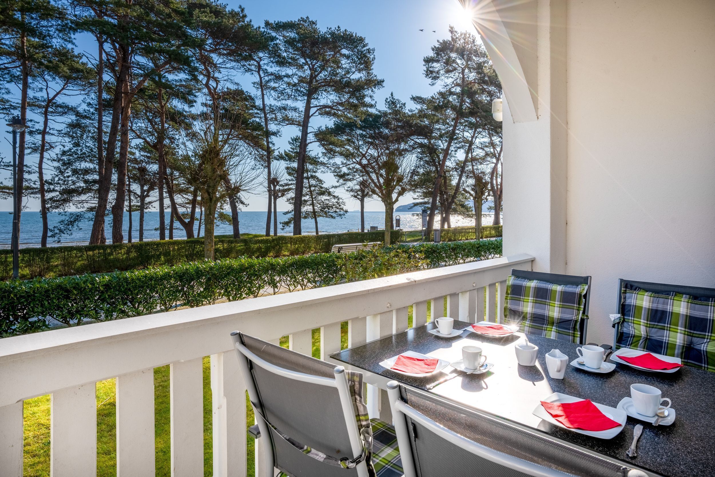 2-room apartments, 2 balconies, sea view right on the beach promenade in Binz