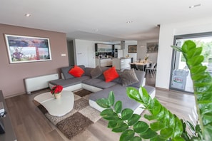 Smart-TV, Videospiele, DVD-Player, Tischtennisplatte