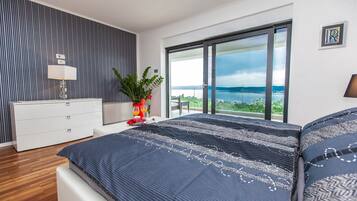 4 bedrooms, desk, iron/ironing board, travel crib