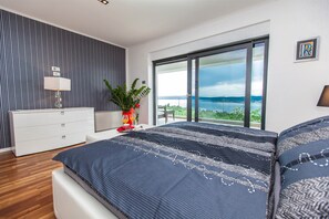 4 bedrooms, desk, iron/ironing board, travel cot