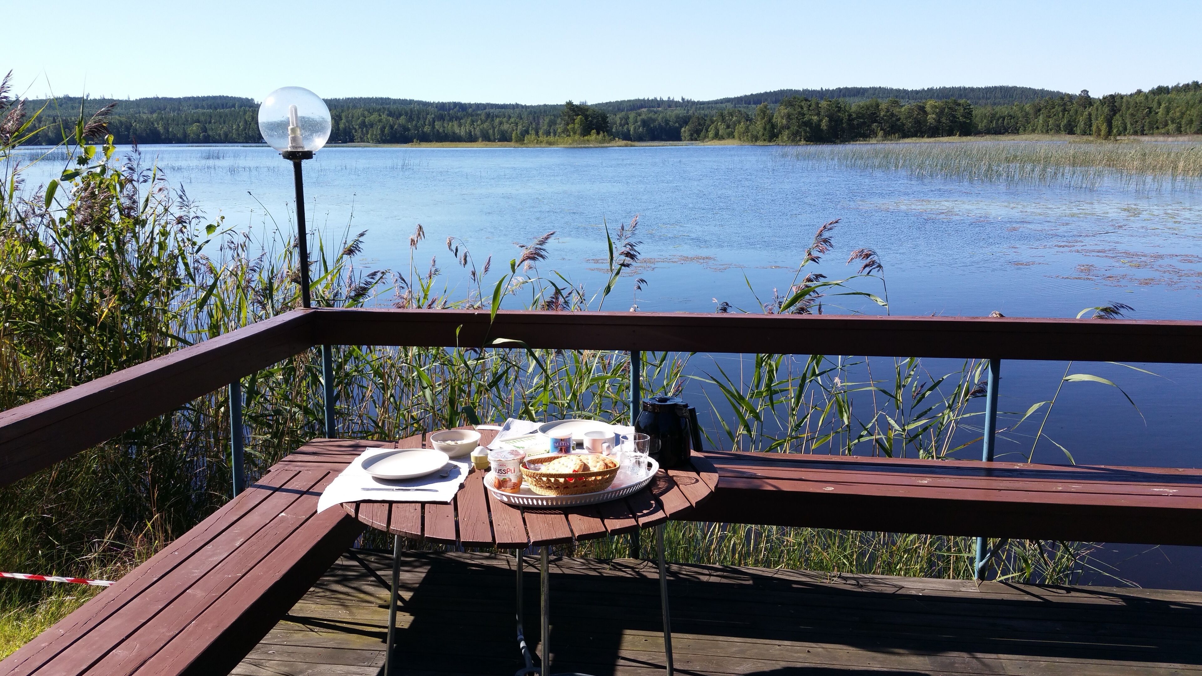 Frühstück am Seeufer