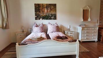 1 bedroom, bed sheets