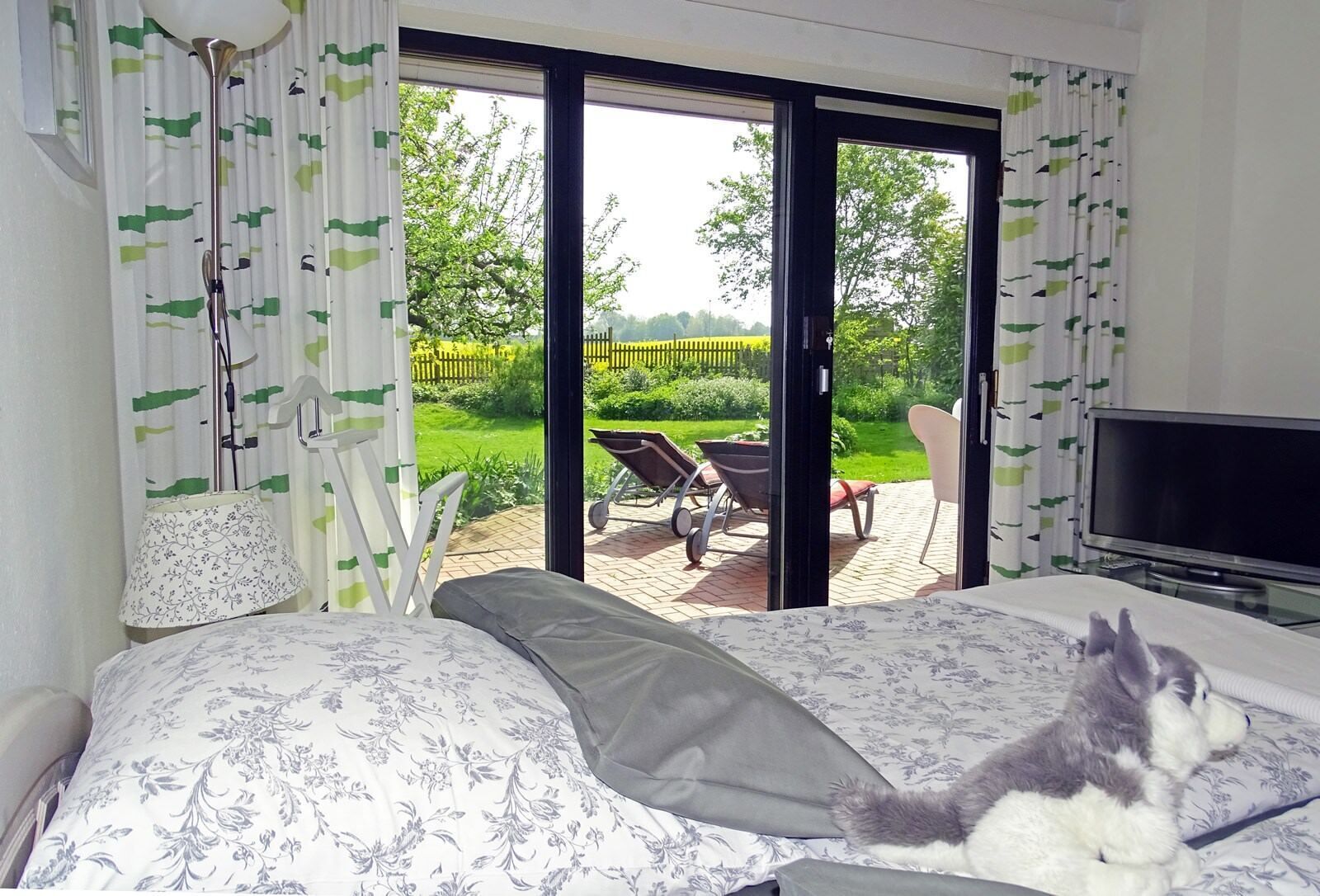 Helles Doppel-Schlafzimmer mit Zugang zur Terrasse