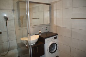 Douche, sèche-cheveux, serviettes fournies, savon