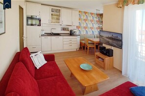 Fernseher, DVD-Player, Bücher, Musikbibliothek