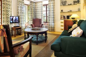 Smart TV, fireplace, DVD player, table tennis