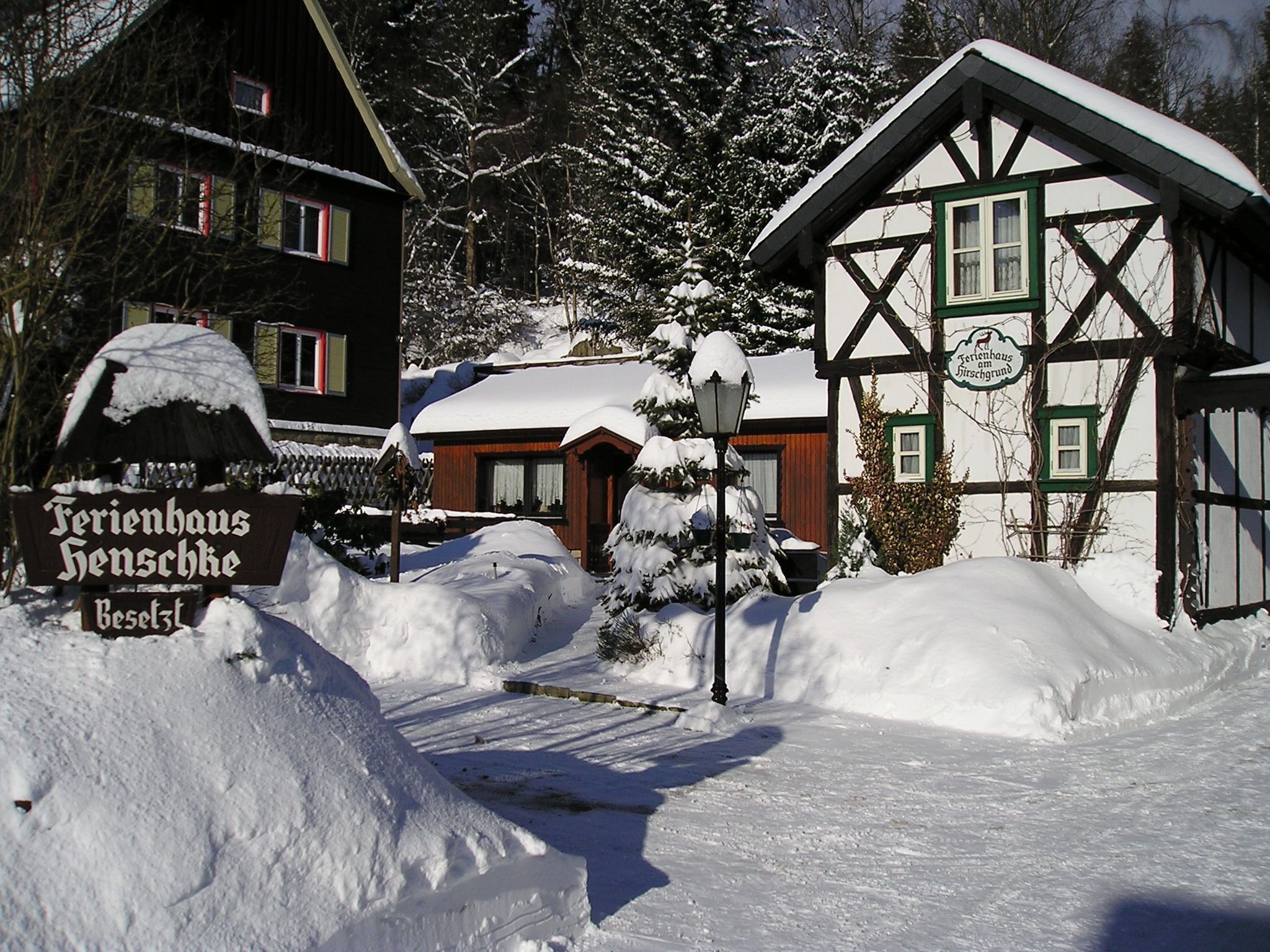 Ansicht im Winter - FH Henschke ist das linke Haus mit der brauen Holzfassade 
