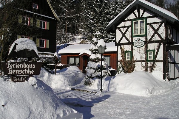 Ansicht im Winter - FH Henschke ist das linke Haus mit der brauen Holzfassade