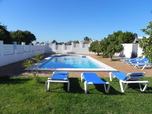 Casa Pradillo - Cortijo-tyylinen loma-asunto, lähellä rantaa, jossa on suuri uima-allas, 6 hengelle