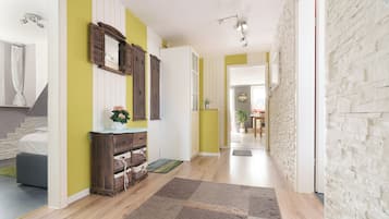 3 bedrooms, travel crib, free WiFi, bed sheets