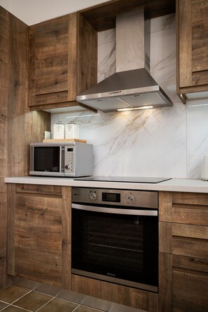 Fridge, microwave, oven, stovetop - New large villa with private pool (Pitsidia)