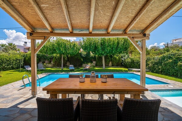 Outdoor dining - New large villa with private pool (Pitsidia)