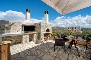 Outdoor dining - New large villa with private pool (Pitsidia)