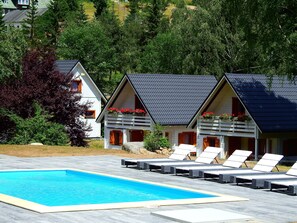 Una piscina al aire libre, una piscina climatizada