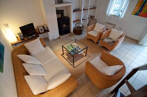 TV, fireplace, DVD player, books