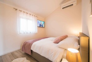 Room - Vacation paradise Villa Ružmarin: private pool, air conditioning and pure nature! (Žminj)