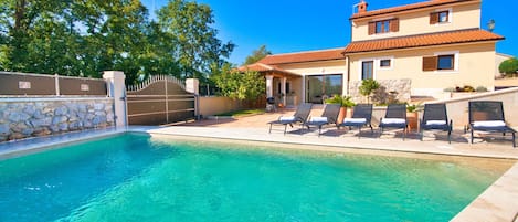 Una piscina al aire libre