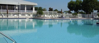  Condo/apt. near Disney, Universal, 3 pools, WIFI,free Parking ! 
