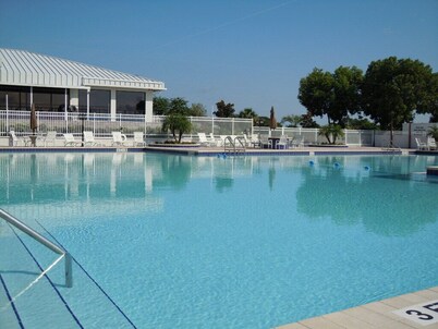 Condo/apt. near Disney, Universal, 3 pools, WIFI,free Parking !